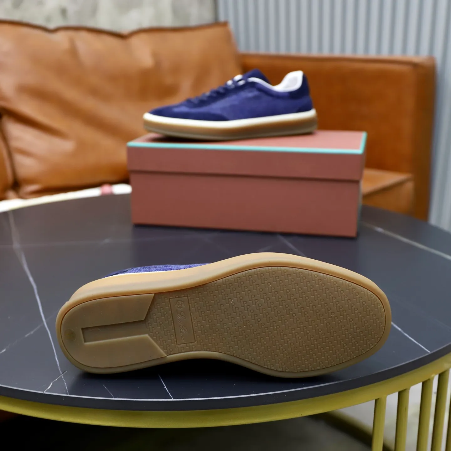 Ex-factory price: 540💰Loro Riana men’s moral training sneakers! Made from high-quality materials and designed in a low-cut silhouette, it offers an elegant and stylish look that's suitable for year-round wear. The unique double-layer sole aesthetic design, caramel cup-shaped outsole is decorated with off-white rubber trim, creating an attractive color combination. Pair with tailored pieces or jeans for a sophisticated yet casual look. The heel is decorated with soft cow leather tongue with Kummel color inserts and cotton laces with embossed LP logo. Upper: cow split suede stitching knitted fabric. Lining: original thickened soft sheepskin. Size: 38-39-40-41-42-43-44 (customized in 45.46)